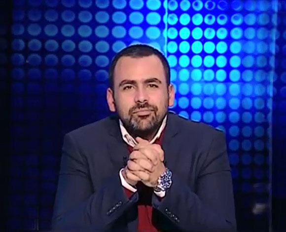 بالفيديو - مذيع مصري يضرب نفسه على الهواء