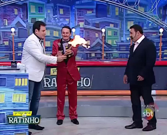 بالفيديو: ساحر يتلاعب بالنار ... يتعرض لموقف حرج أمام الحضور