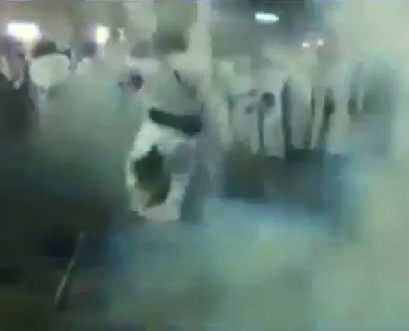 بالفيديو: شاب يرقص ببندقية ويصيب نفسه