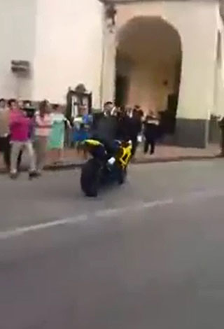 بالفيديو ... أغرب حفل زفاف على دراجة نارية