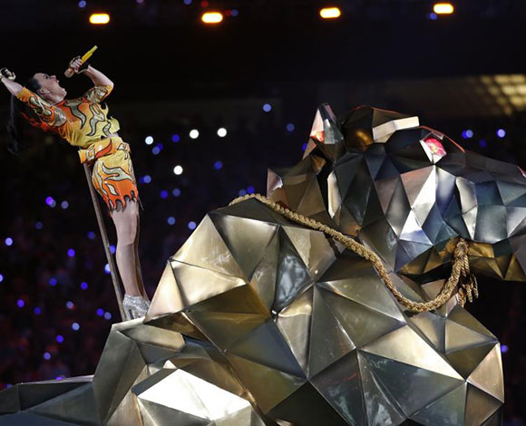 عرض احتفالي رائع جداً لنهائي الـ "Super Bowl" احيته كاتي بيري