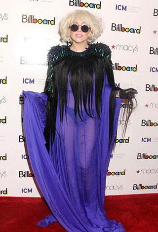 نجوم اثرياء يظهرون دوما بإطلالات رديئة