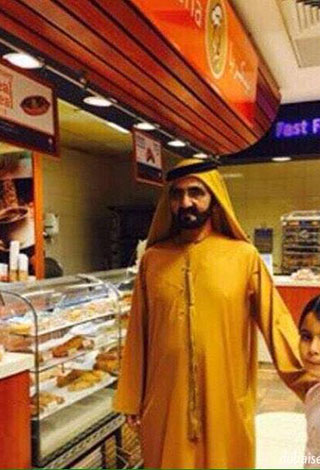 بالصور: الشيخ محمد بن راشد في شوارع دبي