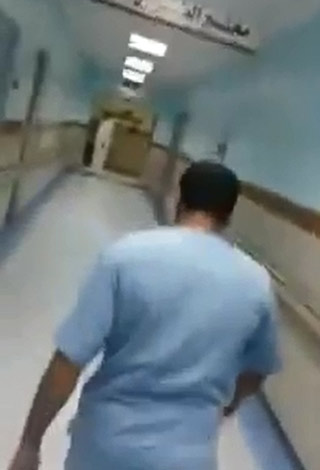 بالفيديو- فضيحة داخل إحدى المستشفيات السعودية ... رجل يصرخ والطبيب يهرب