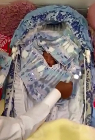 بالفيديو: خليجي يغرق طفلا رضيعاً بالأموال