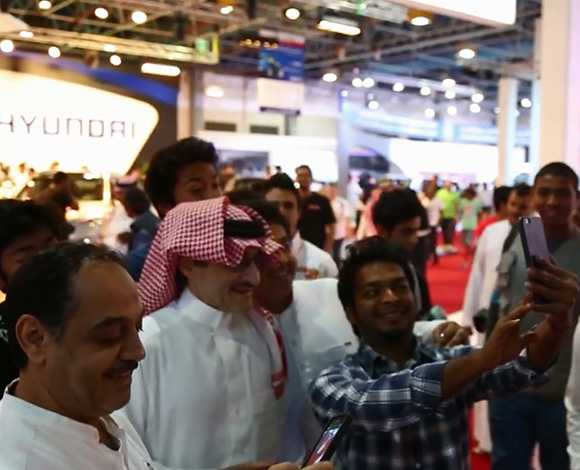 بالفيديو : "الوليد بن طلال" يلتقط صوراً سيلفي مع معجبيه