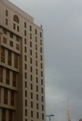 بالفيديو- سعودي يحاول الانتحار من فوق فندق مجاور للمسجد النبوي