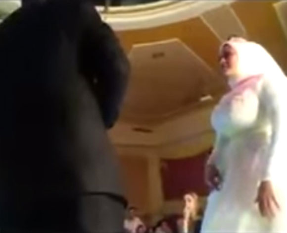 بالفيديو- عريس يحرج عروسته في حفل زفافهما