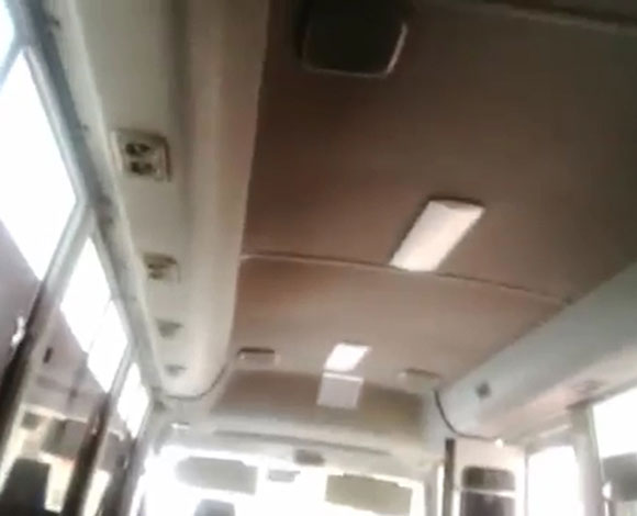 بالفيديو .. موظف سعودي يطرد فتاة كشفت وجهها