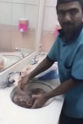 بالفيديو- إغلاق مطعم "تقاطيع دورة المياه" في مكة