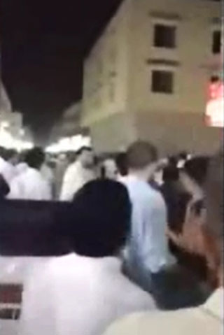 بالفيديو- مضاربة جماعية بالسكاكين في الرياض