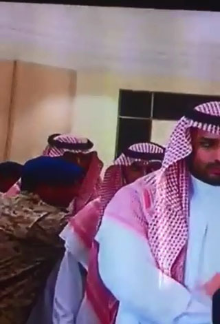 بالفيديو- ولي ولي العهد يؤدي صلاة الميت على الفريق الشعلان