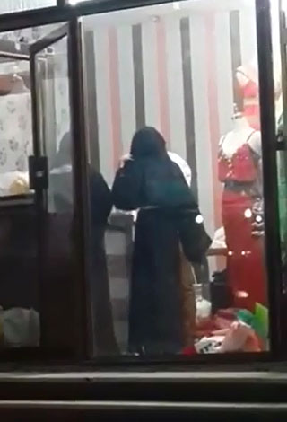 بالفيديو: فضيحة في السعودية ... خياط نسائي يأخذ قياسات زبونة سعودية