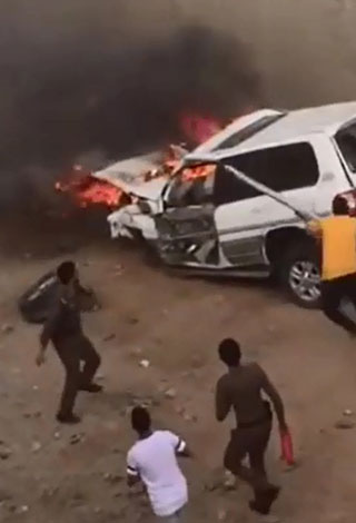 بالفيديو- رجل ينفذ من حريق في سيارته كاد أن يودي بحياته