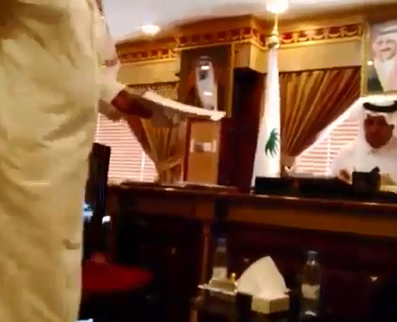 بالفيديو.. طرد سعودية من "صحة نجران" بعد "تطاولها" على مكتب المدير