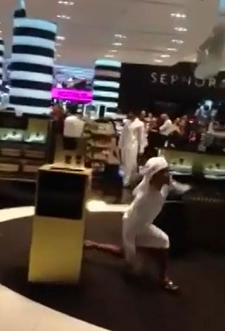 بالفيديو: إماراتي يرقص بشكل غريب وسط "دبي مول"