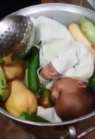 بالفيديو- سعودي يقوم بطهو طفله الرضيع