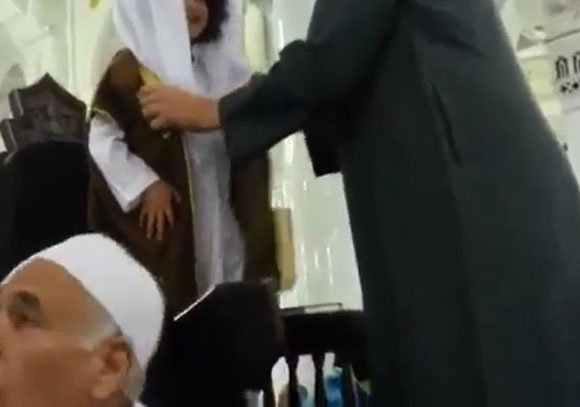 بالفيديو.. طفل سعودي يفاجئ مصلين في المسجد الحرام