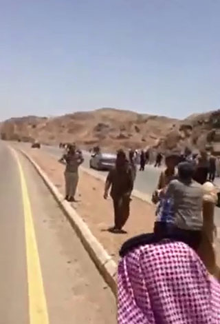 بالفيديو- شجار وتضارب بالأيدي في السعودية