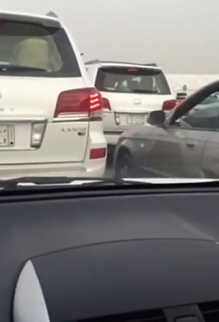 بالفيديو: مواطن يوثق فضيحة عند إحدى الإشارات