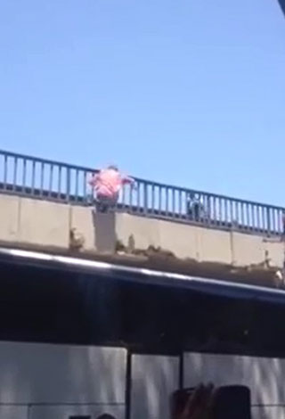 بالفيديو- شاب يحرق نفسه محاولاً الانتحار