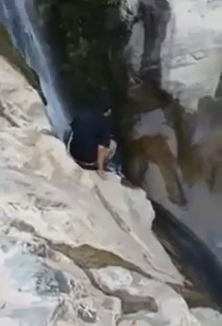 بالفيديو: شاب سعودي يقع في شلالات جازان