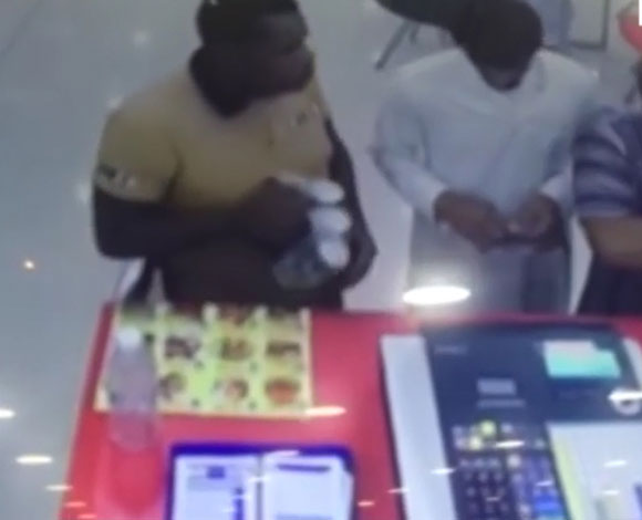 فيديو: فضيحة في أحد المطاعم الشهيرة في السعودية