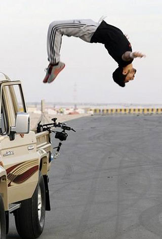 بالفيديو- تعرف على أشجع مغامر إماراتي