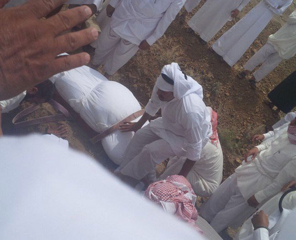 بالفيديو- رافعة لدفن شاب سعودي