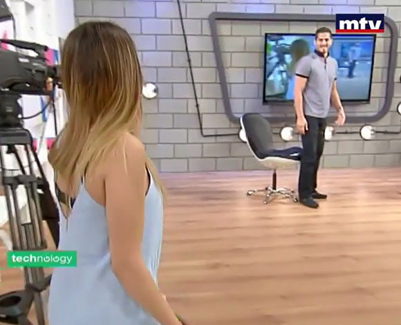 بالفيديو: مذيع يطلب يد حبيبته على الهواء