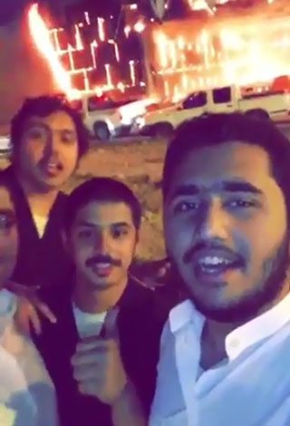 بالفيديو- أغرب سلفي وسط حريق في السعودية !