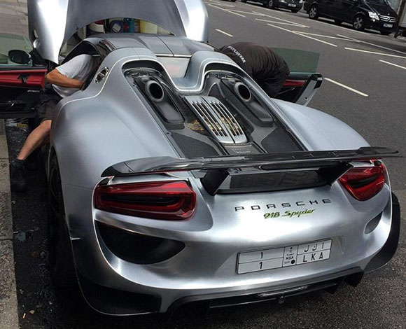 بالفيديو- سعودي يدفع الملايين لغسل سيارته وسط شارع لندن!