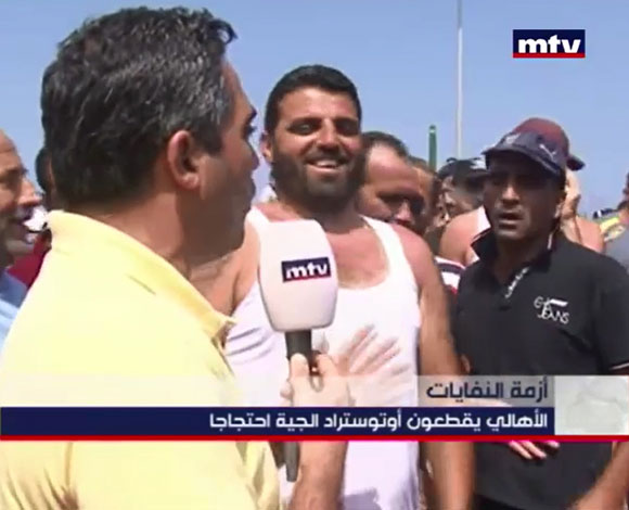 بالفيديو- مراسل يتعرض لموقف محرج على الهواء