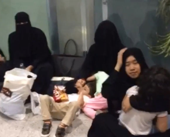 بالفيديو- سعودية تتعرض لسوء تتعامل في المطار