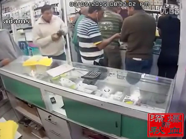بالفيديو- إماراتي يسرق رزمة نقود من محل لبيع الهواتف