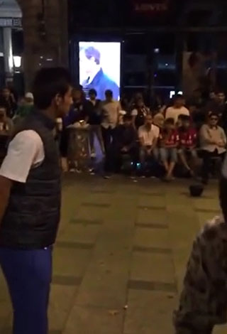 بالفيديو- هذا ما فعله شاب مسلم في حفل في فرنسا