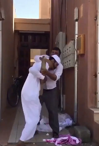 بالفيديو- سعودي يعتدي على عاملا آسيويا