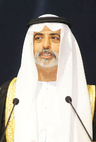 بالفيديو: لهذه الأسباب إعتذر شيخاً إماراتي من إمرأة مسنة!