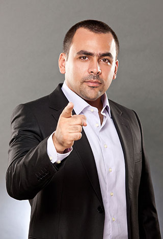 بالفيديو- موقف محرج لمذيع بسبب "أحمر شفايف بالقميص"