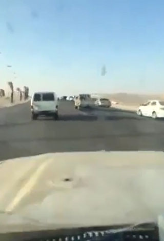 بالفيديو: سعودي يستعرض على الطرقات في السعودية ... وهذا ما حدث له