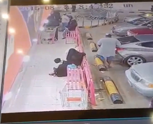 بالفيديو- سعودي يحاول سرقة مسنّة في الشارع