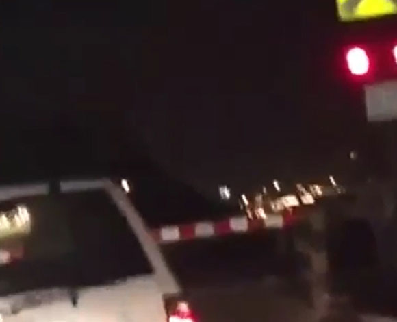 بالفيديو: سعودي ينجو بأعجوبة من تهشيم قطار الدمام لسيارته