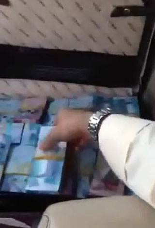 بالفيديو: كويتي يرمي ٣٠٠٠ دينار من الشباك بـ الشارع لانه سعيد!