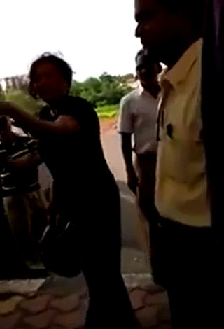 بالفيديو: ضبطت زوجها مع عشيقته في المطار ... هذا ما حدث