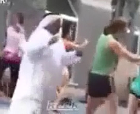 بالفيديو.. سعودي يقلد فتيات يؤدين رقصة جماعية بطريقة مضحكة