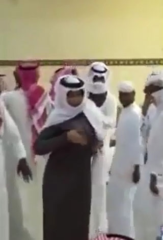 بالفيديو- فتاة خليجية تتنكر في زي رجل لترقص مع شباب