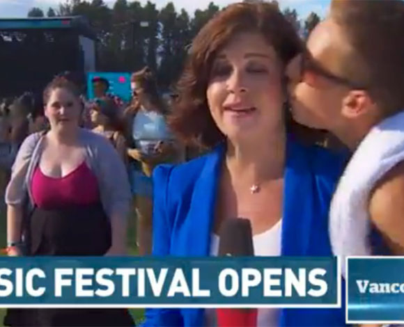 بالفيديو: شاب يقبل مذيعة على الهواء.. وهكذا ردّت عليه