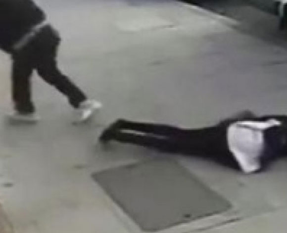 شاهد لحظة الاعتداء الوحشي على فتاة محجبة في لندن