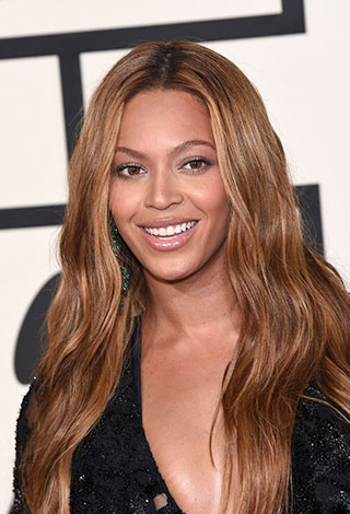 أشهر 10 وقائع تعرض فيها نجوم لهجمات من معجبيهم