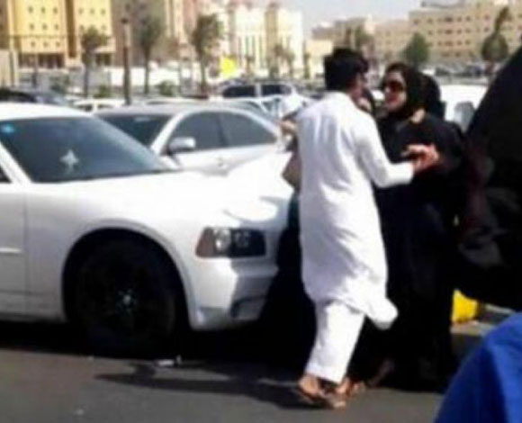 بالفيديو- سعودي تحرّش بفتاة تحت تهديد السلاح .. هذا ما جرى له